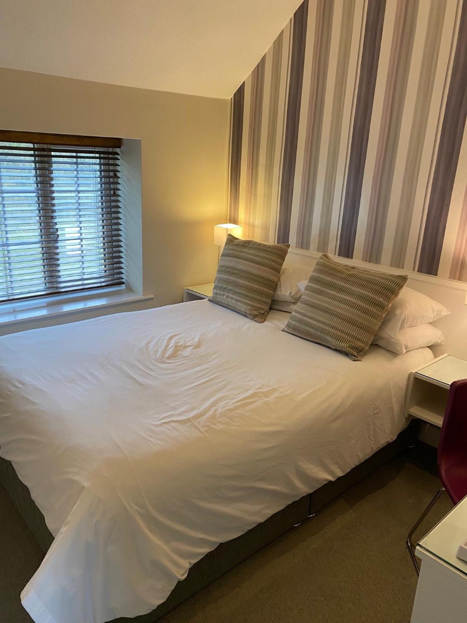 Manor Court Hotel Carnaby Екстериор снимка
