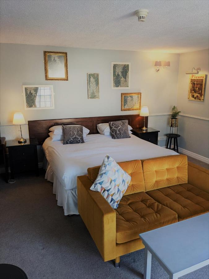 Manor Court Hotel Carnaby Екстериор снимка