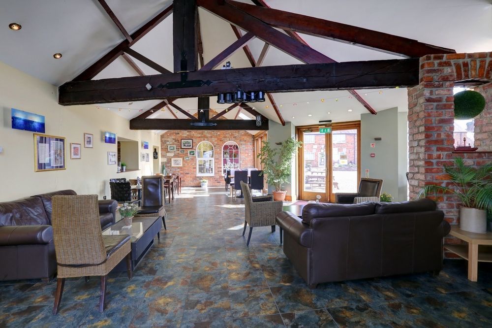 Manor Court Hotel Carnaby Екстериор снимка