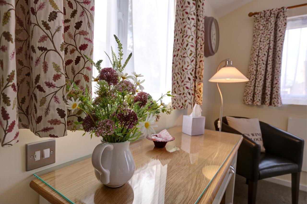 Manor Court Hotel Carnaby Екстериор снимка