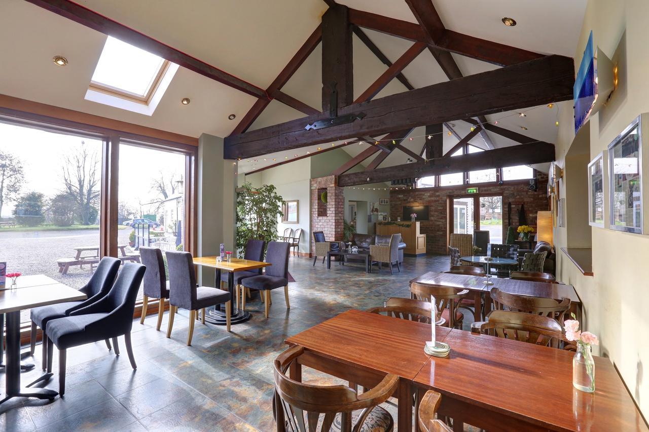 Manor Court Hotel Carnaby Екстериор снимка