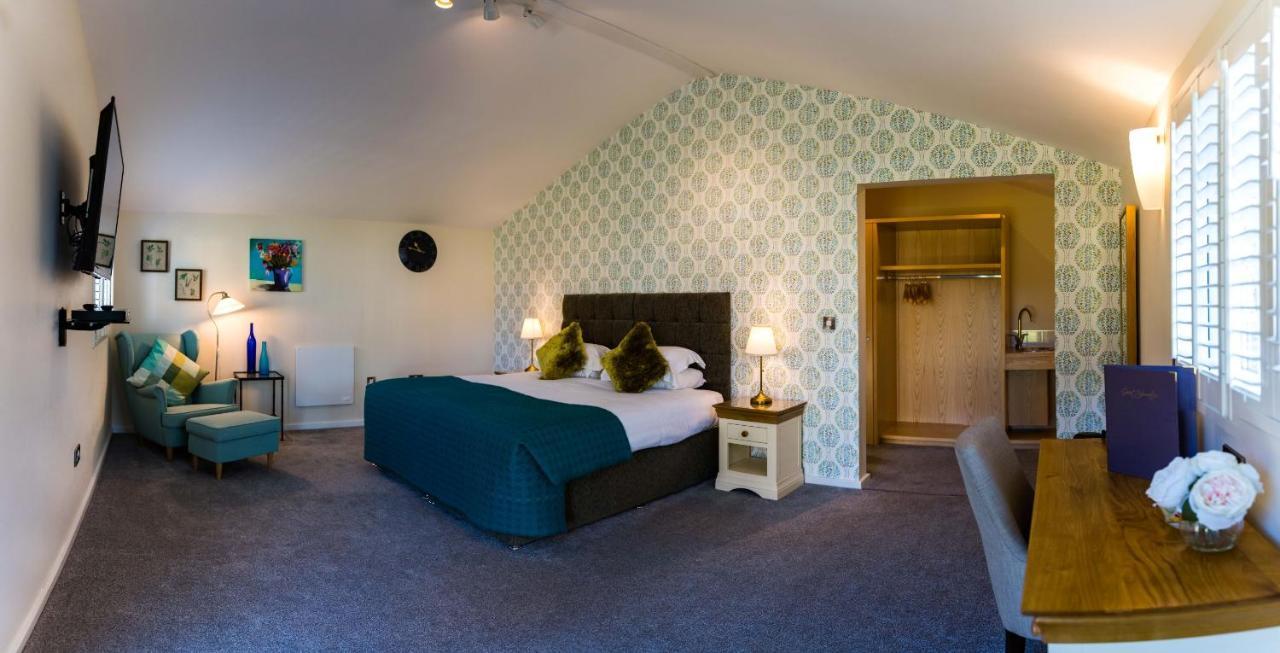 Manor Court Hotel Carnaby Екстериор снимка
