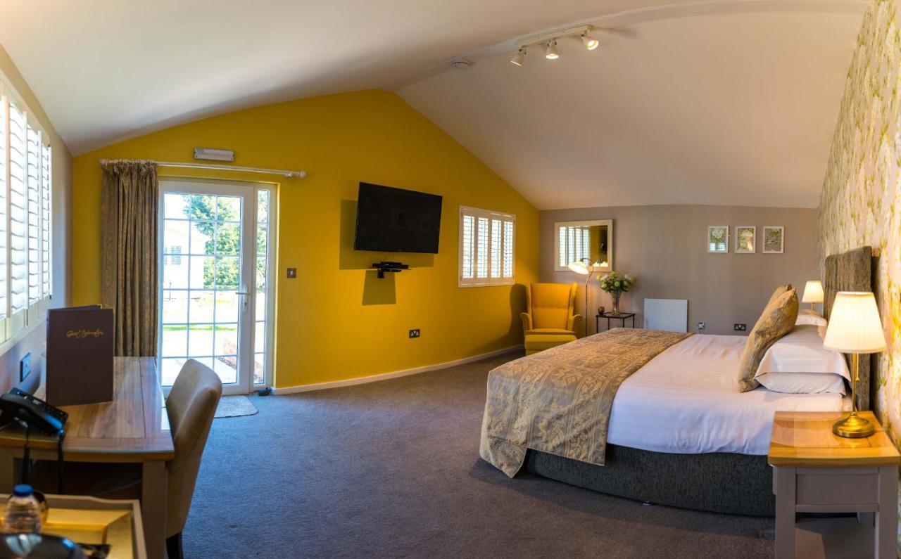 Manor Court Hotel Carnaby Екстериор снимка