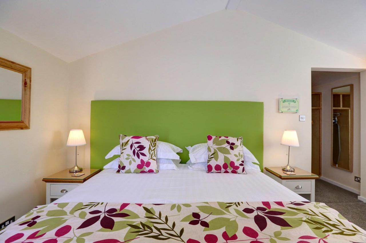 Manor Court Hotel Carnaby Екстериор снимка